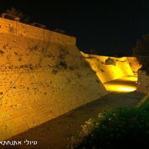חומת קיסריה. טיול לילי