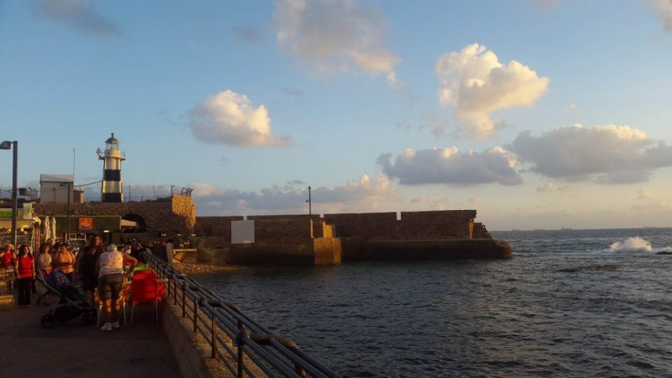 Akko_at_night